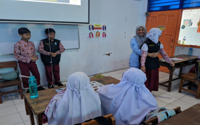 Bekal Keterampilan Hidup Sejak Bangku Madrasah, Siswa 5C MI Muhammadiyah 25 Pelajari Basic Life Support