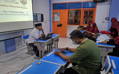 MI Muhammadiyah 25 Surabaya Gelar Sabtu Religi, Ustad Aksar Ajak Guru Jadikan Hidup Lebih Bermakna