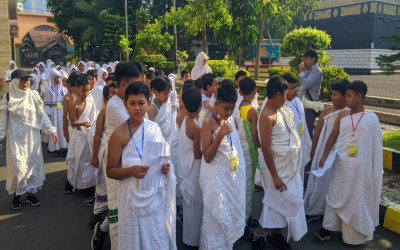 KTS Kelas 5 MI Muhammadiyah 25, Murid Praktik Manasik Haji di Asrama Haji