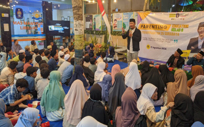 Orang Tua Peduli, Anak Percaya Diri Meraih Cita-Cita di Langit Tinggi MI Muhammadiyah 25 Surabaya Gelar Parenting Education dan Mabit Perdana Kelas VI