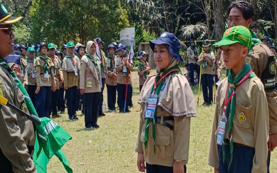 Adeeva Shakila Assabiq Wakili MI Muhammadiyah 25 dalam Penyematan Tanda Jambore Hizbul Wathan