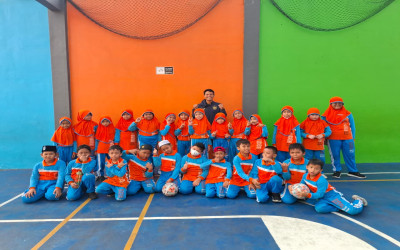 Putra Legenda Persebaya Surabaya Hadir di MI Muhammadiyah 25 Surabaya: “Soccer is Fun – Learn, Play, and Grow” Hidupkan Semangat Siswa