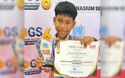 Tak Ditarget Juara, Siswa Kelas 2 MI Muhammadiyah 25 Surabaya Justru Raih Silver Medal Nasional KSNR 8 di Bogor