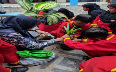 MI Muhammadiyah 25 Surabaya Hijaukan Sekolah dalam Peringatan Hari Sejuta Pohon